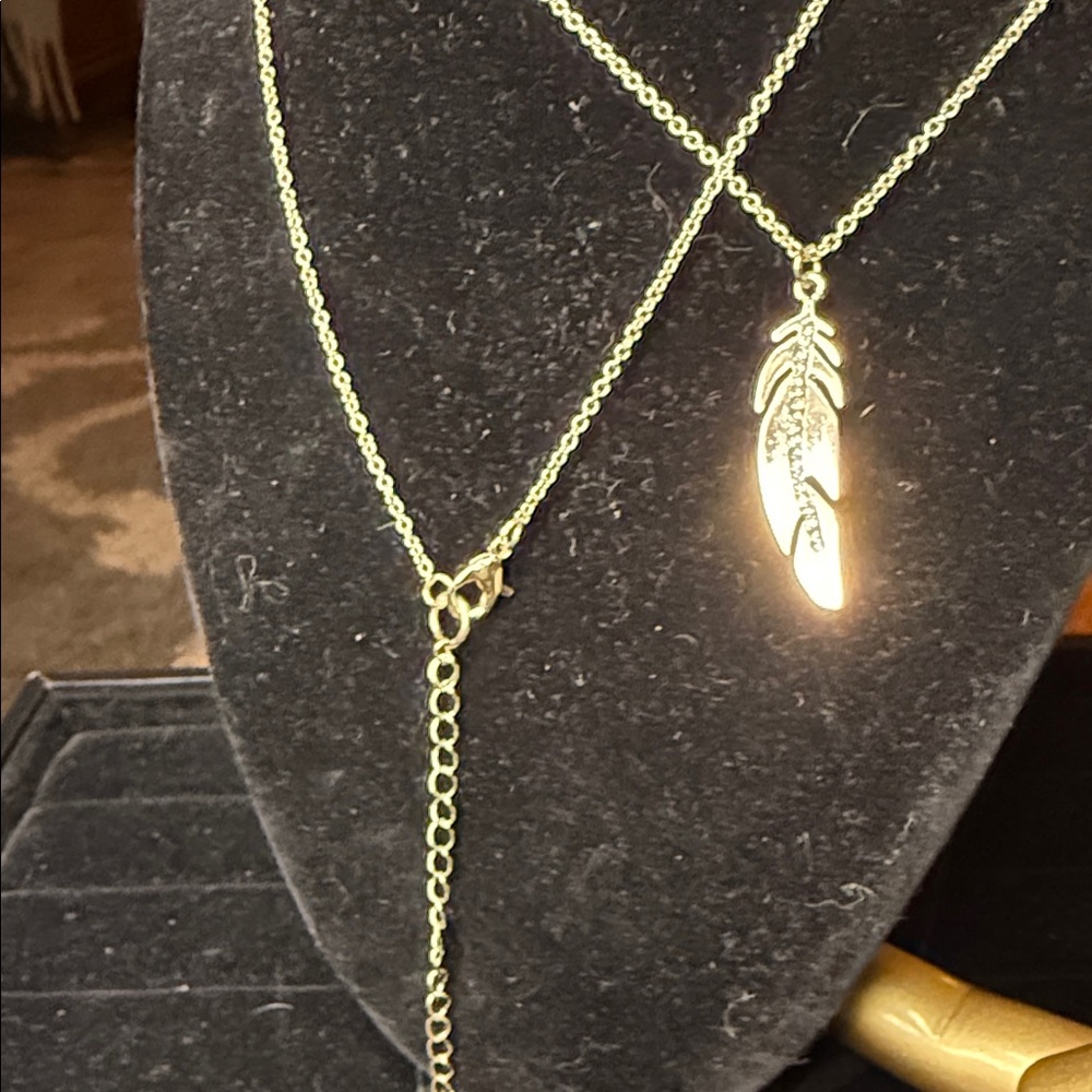 Elegant Gold Feather Pendant Necklace